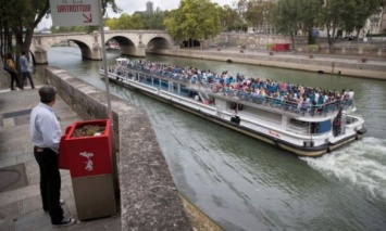 В Париже эксперимент с общественными писсуарами вызвал критику среди местных жителей
