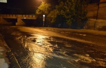 В Николаеве прорвало канализацию, и река из нечистот течет в Южный Буг (видео)