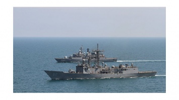 У Порошенко просят больше кораблей НАТО в Черном море