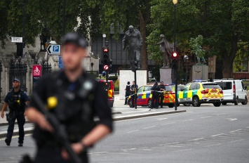 В Лондоне автомобиль врезался в ограду британского парламента