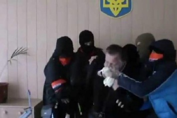 Украинского чиновника силой накормили маргарином, который шел в детсады под видом масла