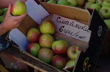 Яблоки со смайликами по 6 грн. за штуку. Украинский фермер придумал, как угодить детям