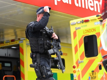 Водитель, наехавший на пешеходов у парламента Британии, задержан по подозрению в терроризме - Скотланд-Ярд