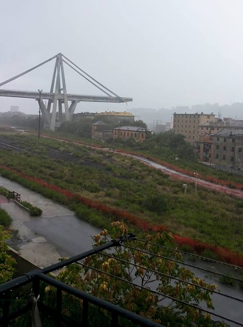 В Генуе обрушился мост, сообщается о десятках погибших