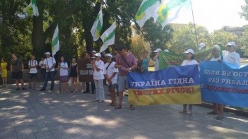 Вчера «зеленые» принесли под здание Николаевской облгосадминистрации мертвую рыбу