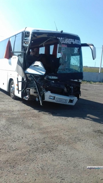 Следующий в Керчь частный рейсовый автобус столкнулся с КамАЗом