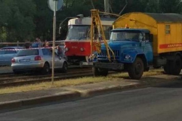 Бросил авто на трамвайных путях: в Киеве водитель устроил два ДТП и сбежал