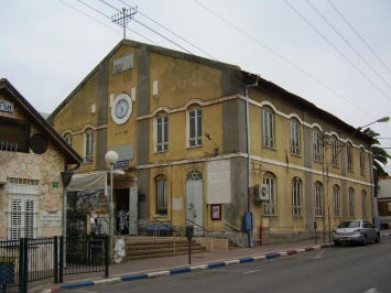 Стены синагоги в Петах-Тикве обрисовали свастиками