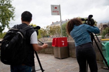 В Париже поставили полностью открытые писсуары для туристов! Жители в шоке