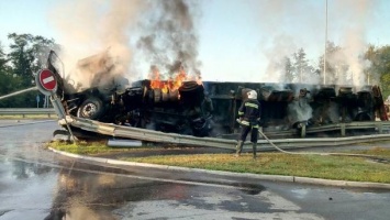На Киевщине столкнулись фура и легковушка: двое погибших, водитель грузовика сбежал