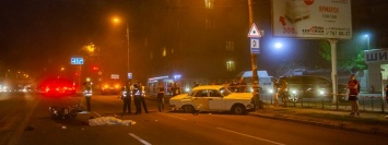 На проспекте Богдана Хмельницкого «Волга» насмерть сбила мотоциклиста и врезалась в столб
