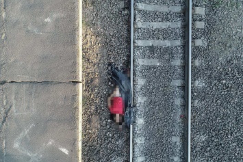 В Киеве 19-летняя девушка погибла, бросившись под поезд