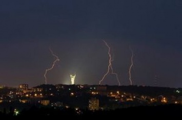 Киевлян посреди ночи разбудила мощнейшая гроза вперемешку с дождем и градом. Фото и видео