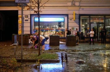 Ночной ливень в Киеве: затоплена часть улиц, повреждена брусчатка
