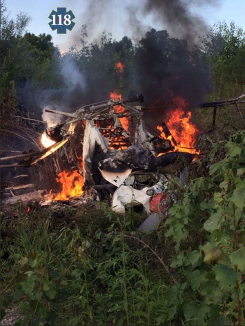 В Италии легкий самолет зацепился за провода ЛЭП и рухнул: двое погибших