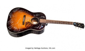 Гитару с автографами Маккартни, Клэптона и еще 70 музыкантов выставили на аукцион за 50 тыс. долларов