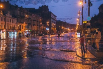 Киевские власти о подтоплении Крещатика: ливневка работает отлично, но ее закрыло мусором