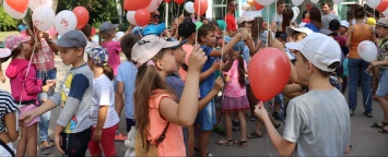 Дети из лагеря «Спутник» не хотели отпускать запорожских волонтеров