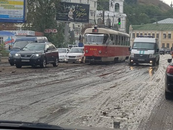 Появилось видео, как Подол в Киеве затопило грязью после грозы