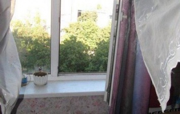 В Славянске ребенок выпал с седьмого этажа и погиб
