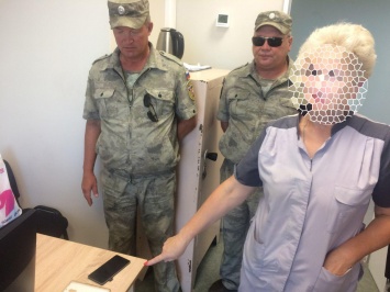 Уборщица украла мобильный телефон в симферопольском аэропорту