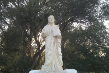 В Галиче вандалы оторвали руку статуе Христа