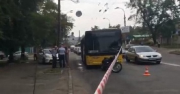 Перекрыл дорогу: в Киеве байкер открыл стрельбу возле троллейбуса