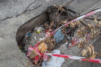 Дороги Днепра: в городе обваливается дорога на улице Калиновой