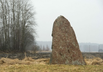 Случайность исторических находок: в Швеции велосипедист спас камень с древними рунами от уничтожения