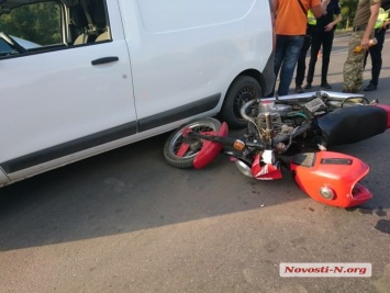 В Николаеве военнослужащий на мотоцикле врезался в «Рено»