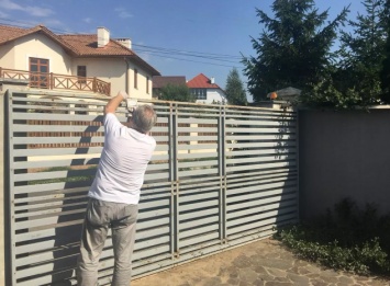 В Черноморске 6-летний ребенок погиб на глазах у бабушки, придавленный воротами соседей