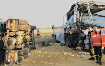 Во Франции грузовик врезался в автобус с детьми, есть пострадавшие