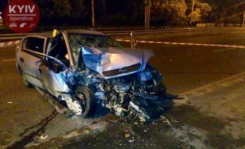 В Киеве таксист не справившись с управлением влетел в бетонное ограждения: пассажирка скончалась на месте (ФОТО)