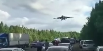 Опубликовано видео посадки боевых самолетов на дорогу под Хабаровском