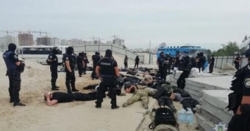 На Осокорках у скандальной застройки полицейские упаковали 40 вооруженных мужчин (ФОТО)