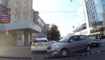 В Харькове патрульная за рулем служебной машины спровоцировала нелепое ДТП