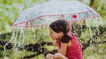 Запасайтесь и зонтиками, и солнцезащитным кремом: погода на выходных будет еще тем испытанием