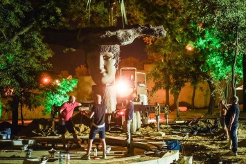 Греческий парк в Одессе: рабочие начали устанавливать «двуликий» фонтан. Фото
