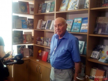 «Всем, кто меня слышит»: одесский писатель презентовал свои книги воспоминаний. Фото