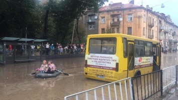 Во Львове прошел сильнейший ливень: уровень воды поднялся до метра, машины в воде по крышу (фото)