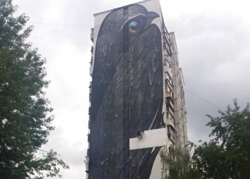 В Киеве начали восстанавливать изуродованный после утепления мурал "Стриж" (фото)
