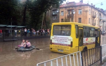 Ливень во Львове: водители добираются до затопленных автомобилей вплавь, коммунальщики ликвидируют последствия непогоды (ФОТО)