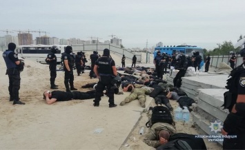 Мордой в асфальт: в Киеве копы схватили десятки вооруженных "титушек"