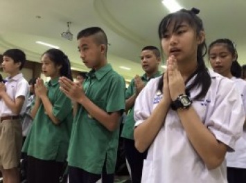 Таиландским школьникам запретили целоваться