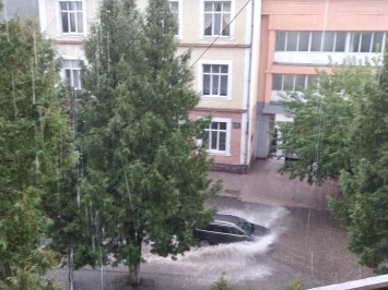 Тонут машины: город на Закарпатье ушел под воду