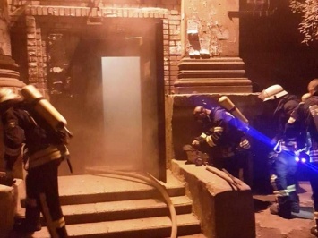 В центре мужчина чуть не погиб в горящей квартире: спасать его приехали 6 пожарных машин
