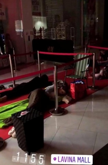 Киевляне спят в торговом центре, перед открытием магазина H&M. ФОТО