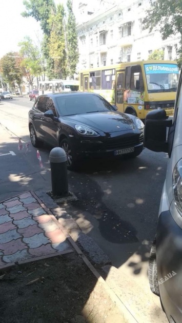 Машина руководителя внутренней безопасности в Одессе стала причиной конфликта с активистами (фото, видео)