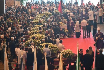Многотысячная траурная церемония по погибшим при обрушении моста прошла в Генуе