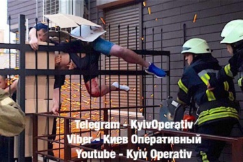 В Киеве мужчина застрял на металлическом заборе